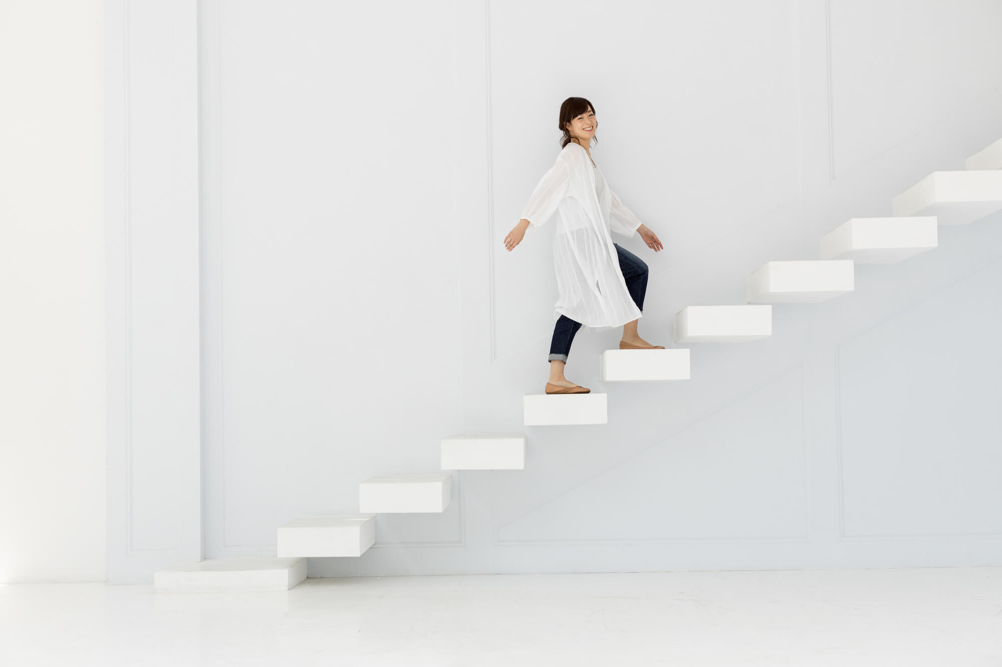 階段を登る女性