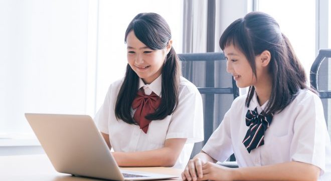 女子学生×パソコン